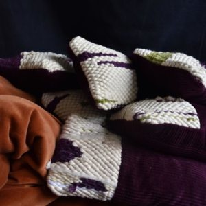 coussin velours violet artisanal